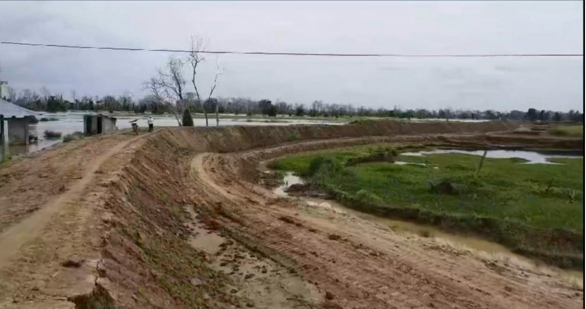 El dique los Arrastres, había sido reforzado, sin embargo el agua se lo llevò