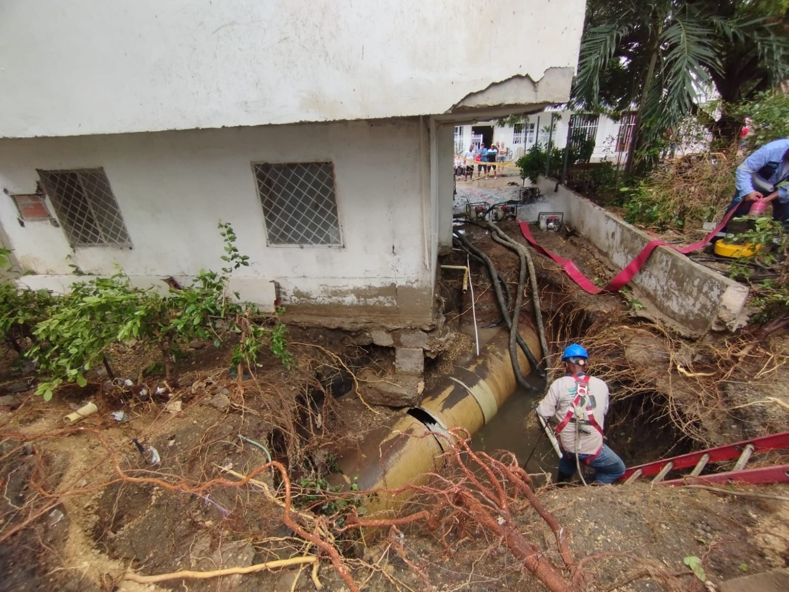 La ruptura tuvo lugar debajo de una vivienda en el barrio Altos del Campestre