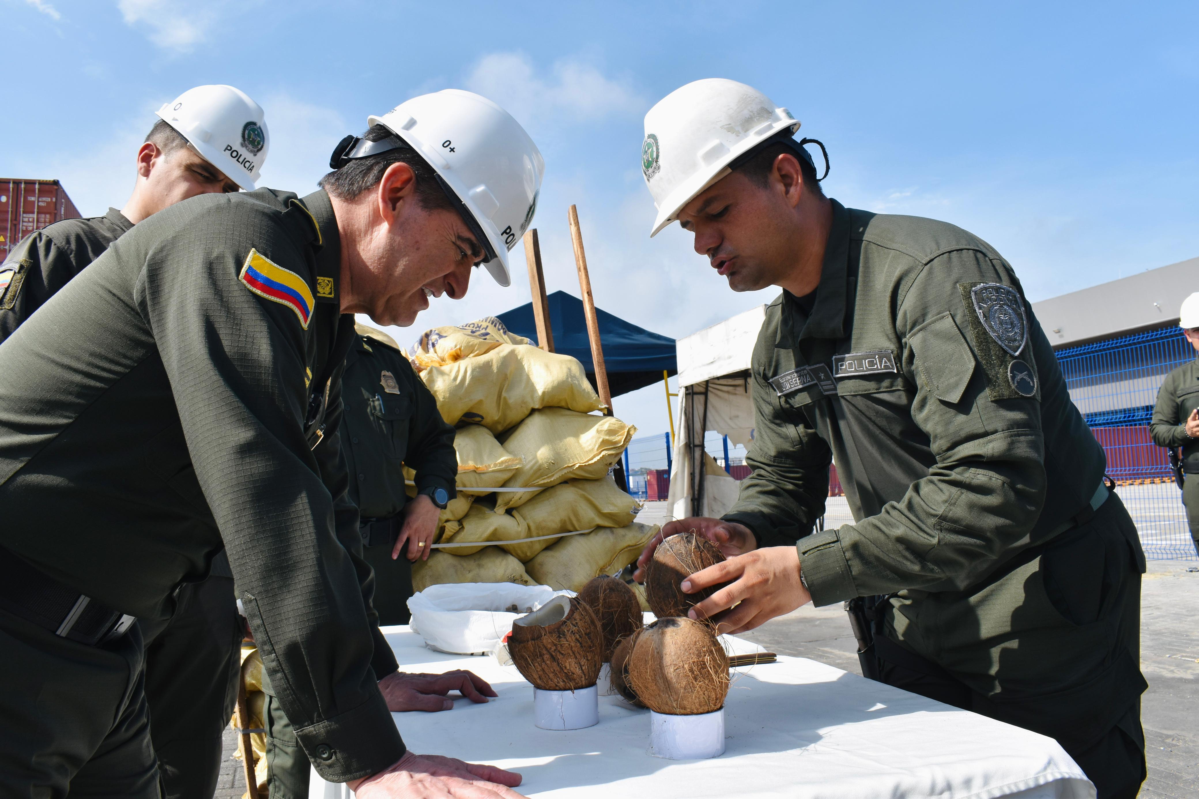 Policía descubre cocaína diluida en agua de coco en el puerto de Cartagena