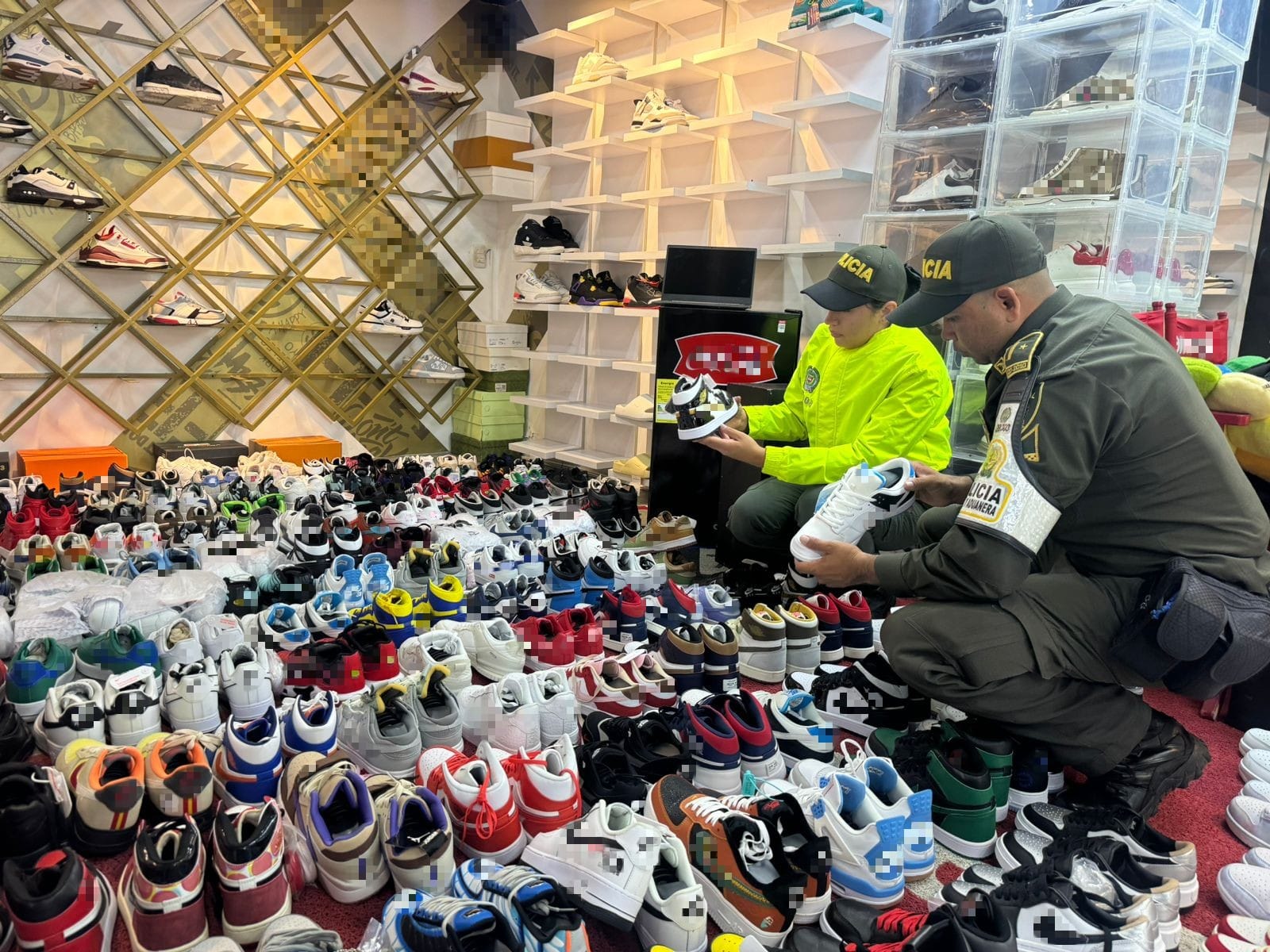 Decomisan 140 millones de pesos en zapatos de contrabando en Cartagena