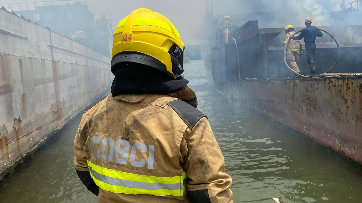 Incendio en una embarcación en Astilleros Cartagena en Mamonal