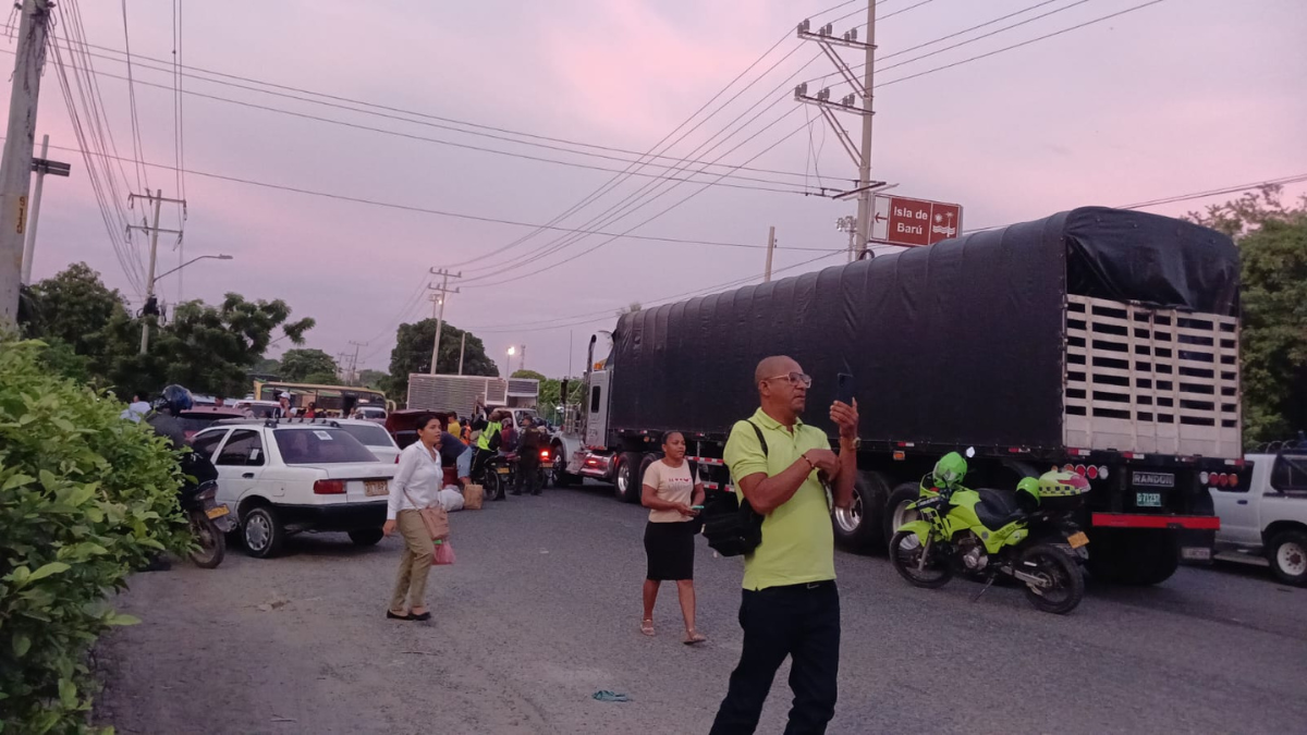 ¡Bloqueo total en la vía Barú! No hay paso