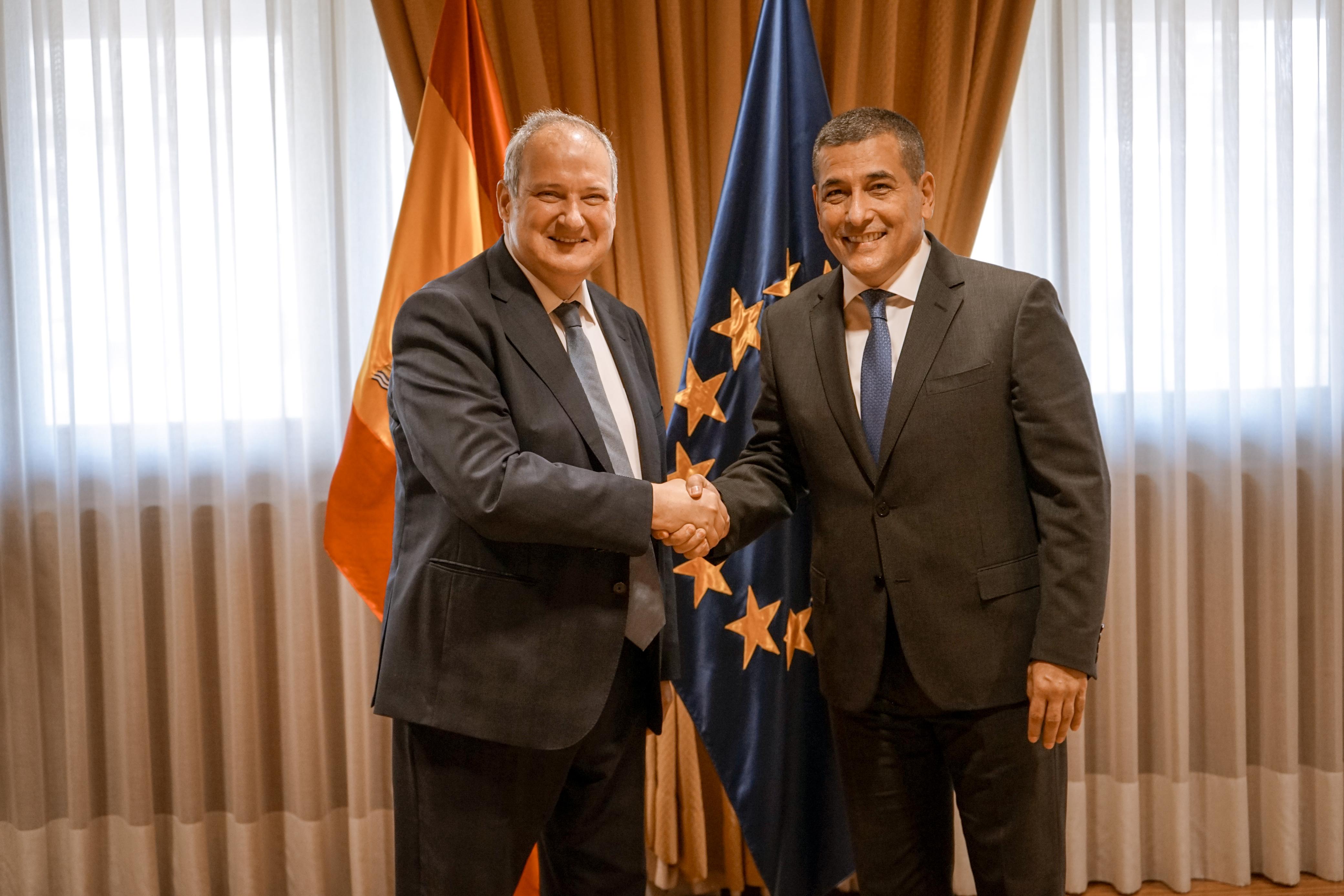 Alcalde Dumek Turbay en su paso por España