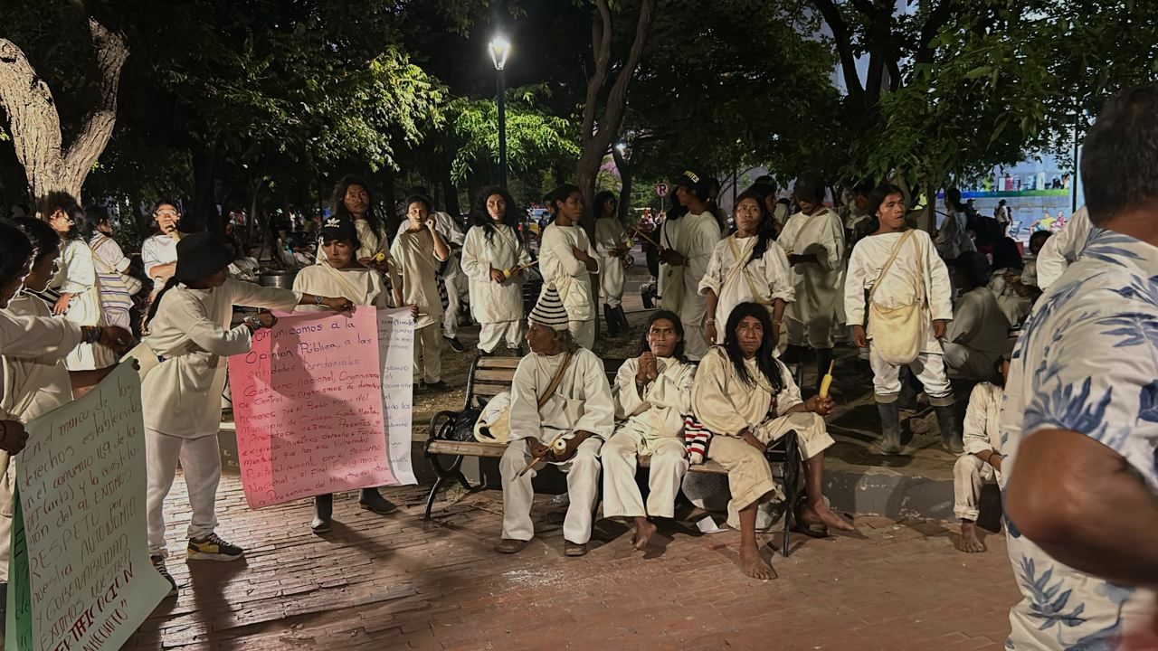 Más de 200 indígenas Koguis pasaron la noche a la intemperie en Santa Marta, como protesta por no ser atendidos por MinInterior.