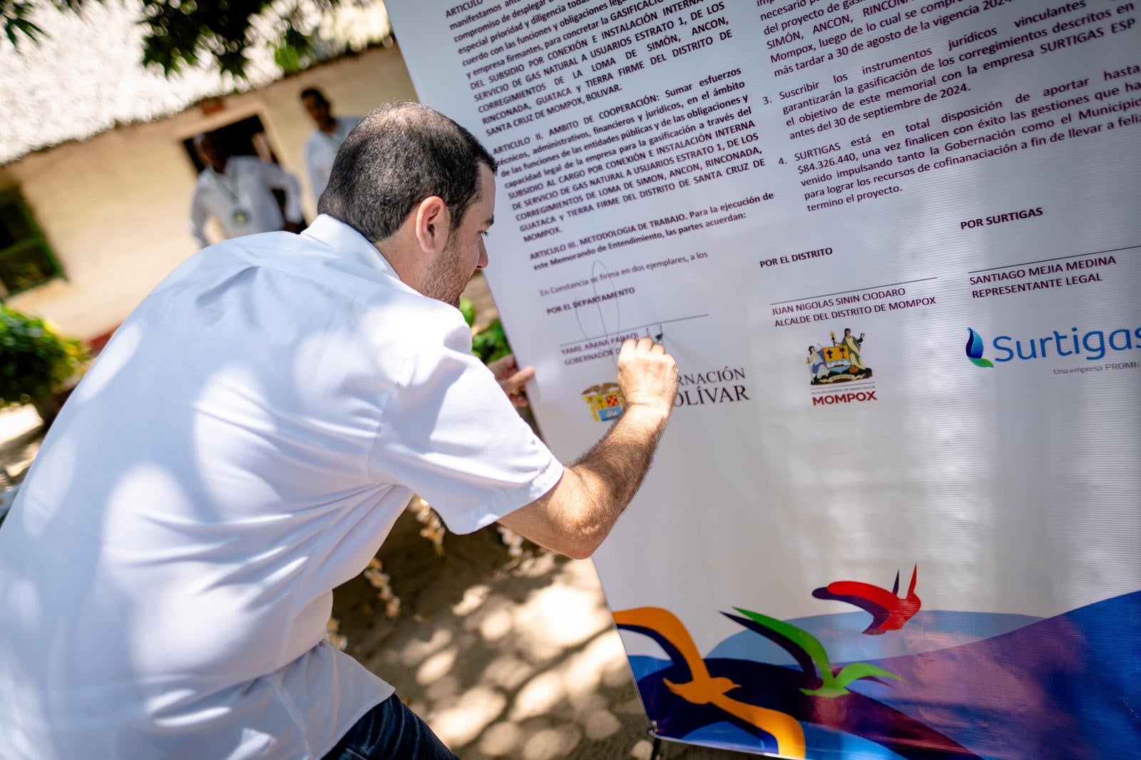 Gobernador de Bolívar firma convenio de gas en Mompox
