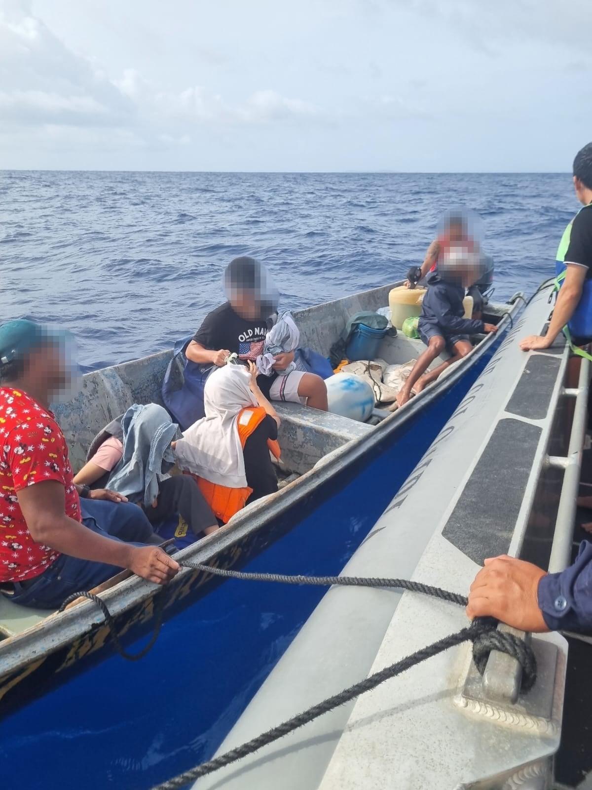 Entre los rescatados que viajaban en una lancha se encuentran cuatro menores de edad
