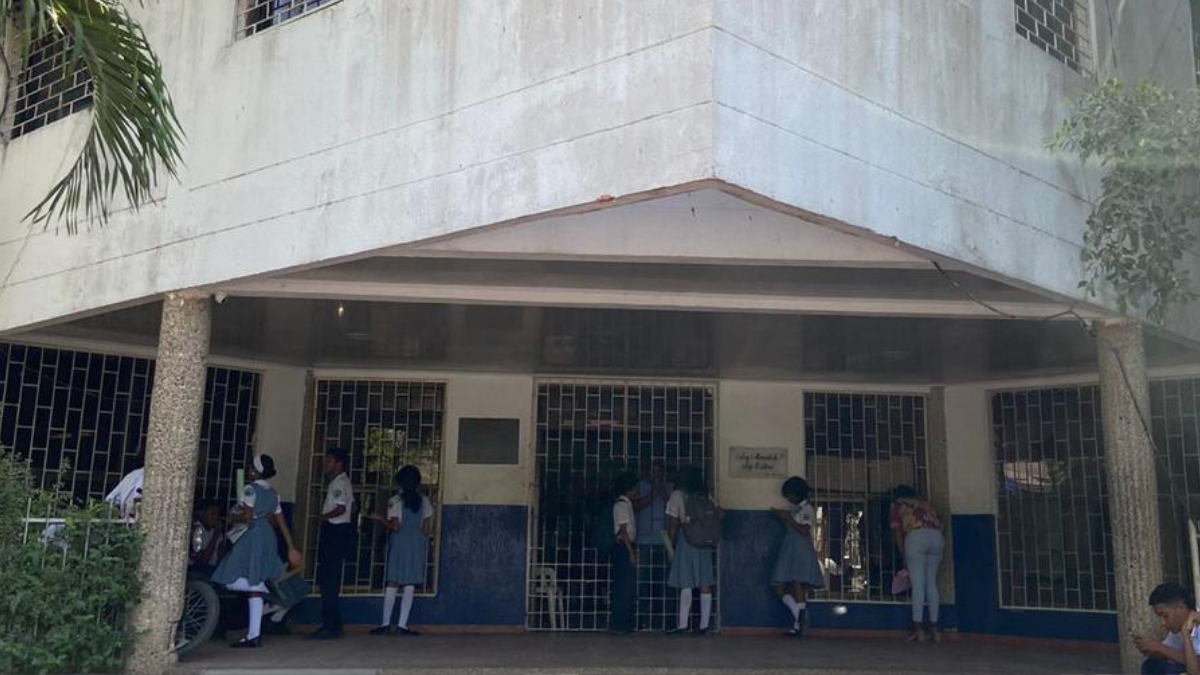 "Queremos que nos cumplan": reclamo en colegio Mercedes Ábrego a secretario de Educación