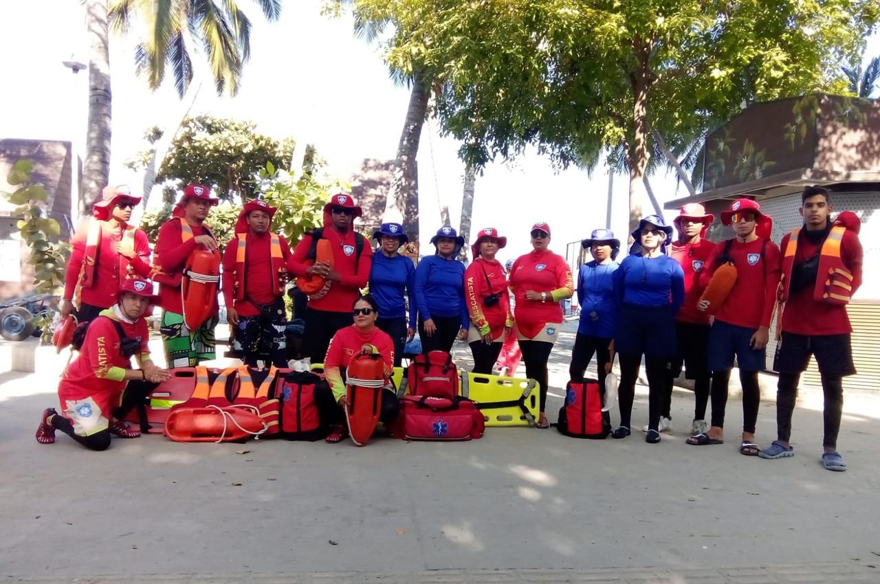 Vuelven los salvavidas a la playa de El Rodadero en Santa Marta
