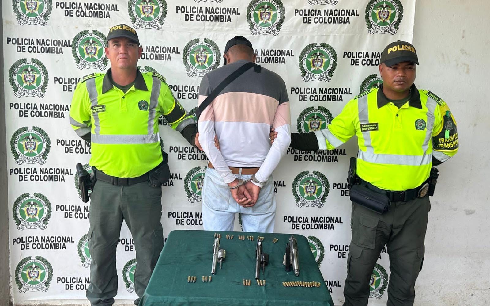 ¡Estaba esperando que lo recogieran! la Policía capturó a un man en flagrancia con 3 armas de fuego