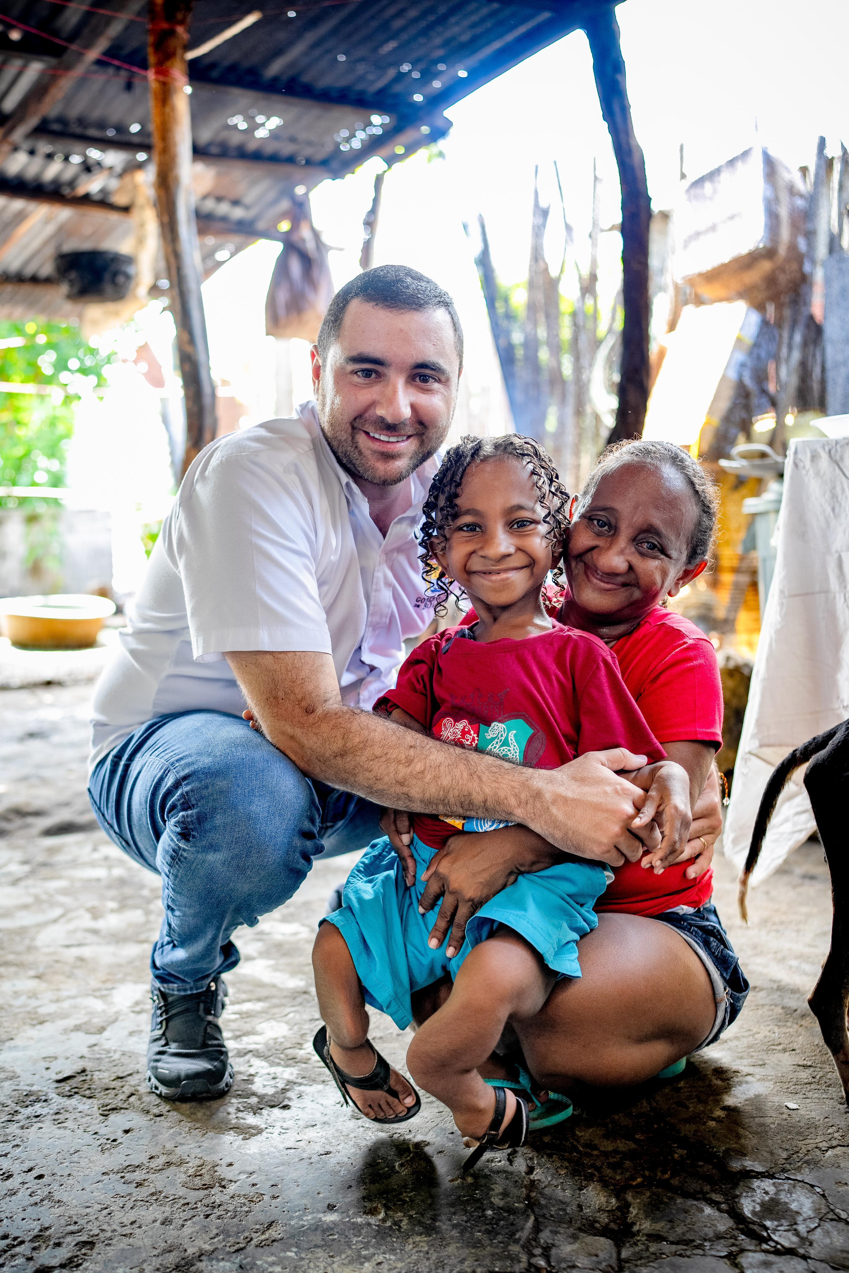 Gobernador Yamil junto a la familia beneficiada