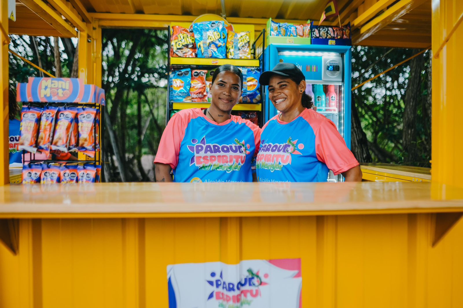 Comerciantes dentro del lugar