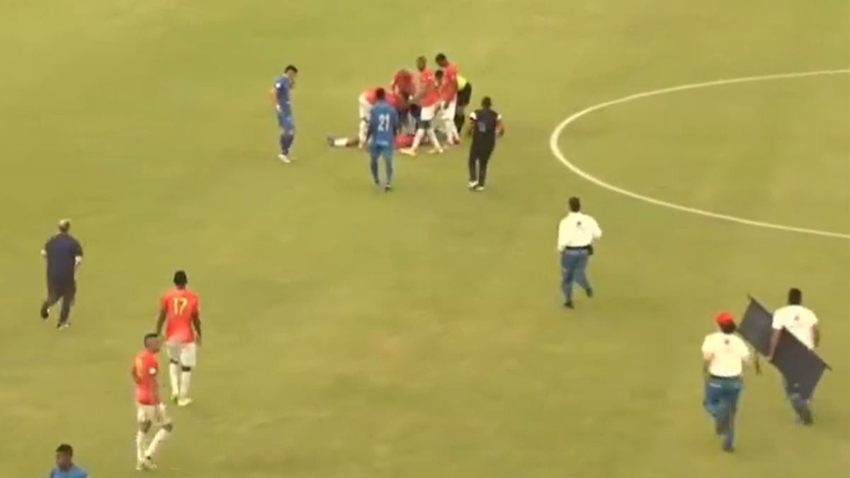 Jugador de Barranquilla FC se desploma en pleno partido