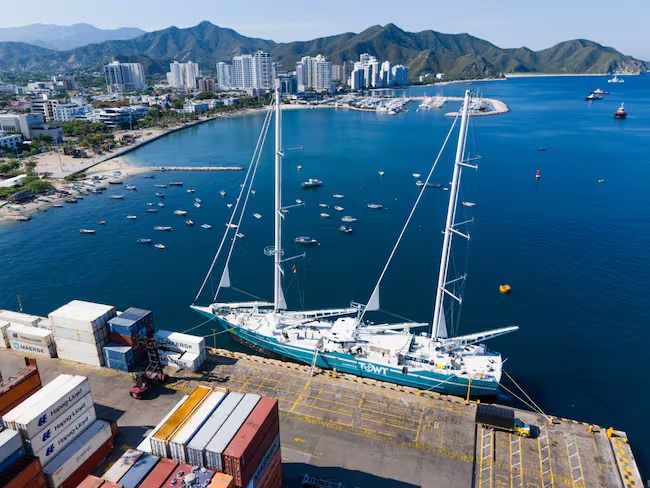 El velero Anemos arriba al puerto de Santa Marta por primera vez