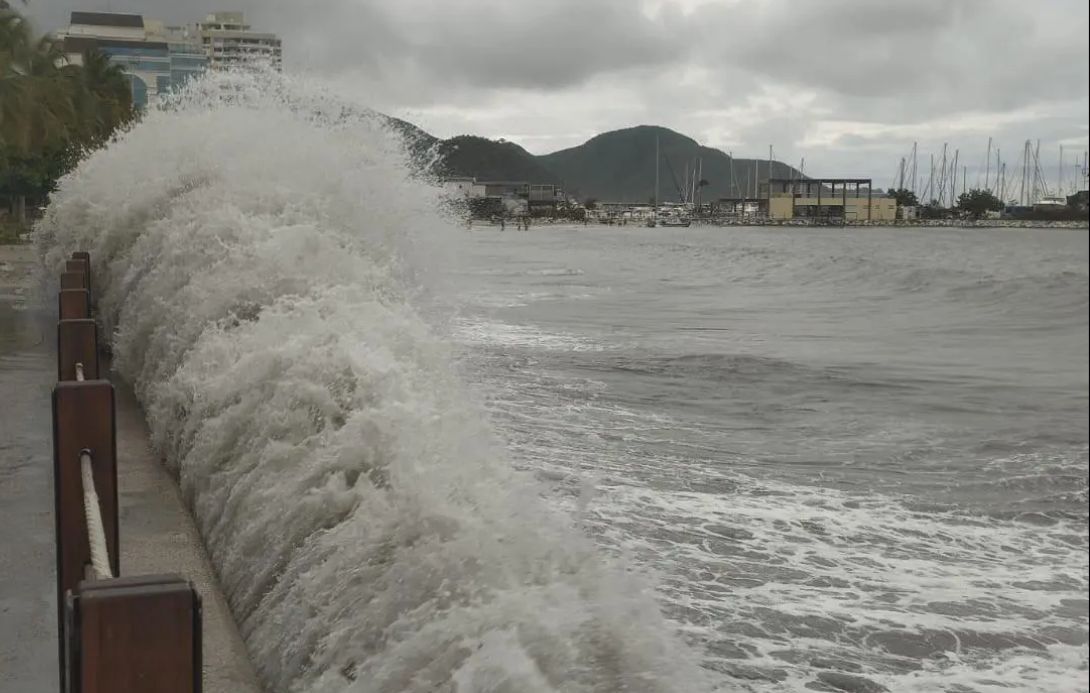 Alerta por 72 horas de olas y vientos fuertes