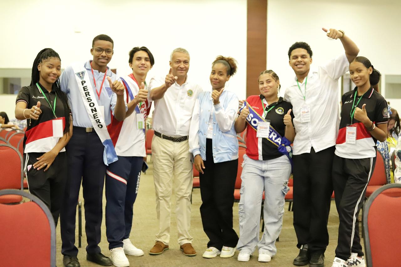 Secretario Alberto Martínez y estudiantes de la capital de Bolívar