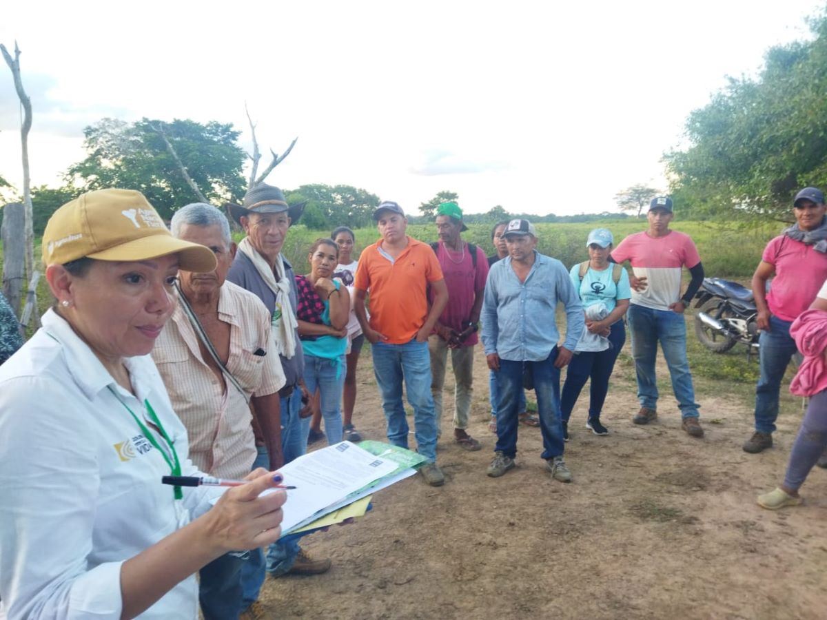 Las tierras fueron entregadas por exparamilitares
