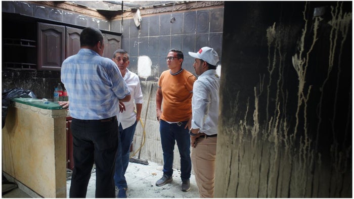 Alcalde Dumek Turbay y familia afectada en Vista Hermosa