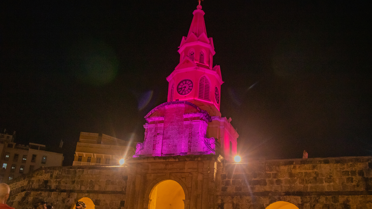 Torre del Reloj iluminada por el Mes Rosa