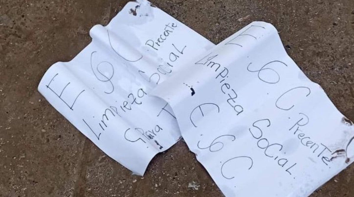 En el lugar de los hechos se encontró una hoja con un mensaje que decía “limpieza social”.