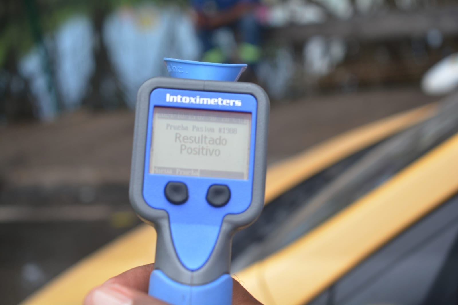 Conductor de taxi manejando en estado de embriaguez