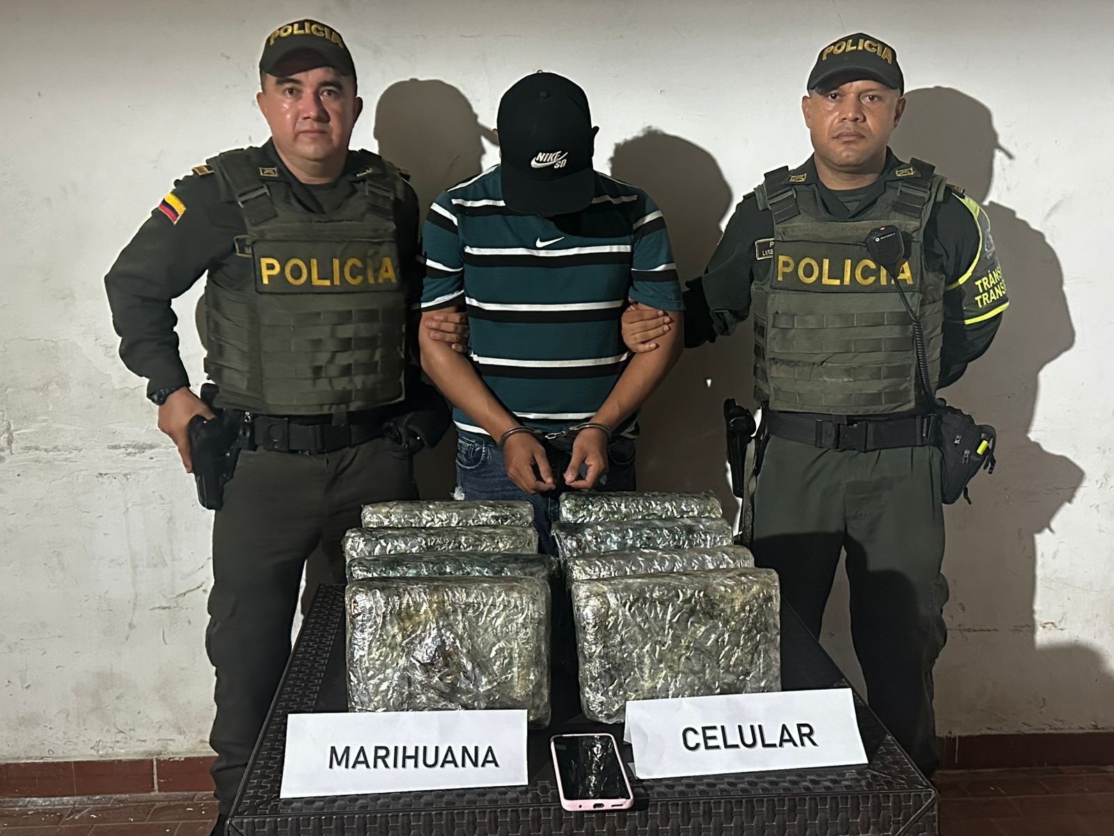Capturaron un hombre viajaba en un bus de servicio público con una caja llena de marihuana