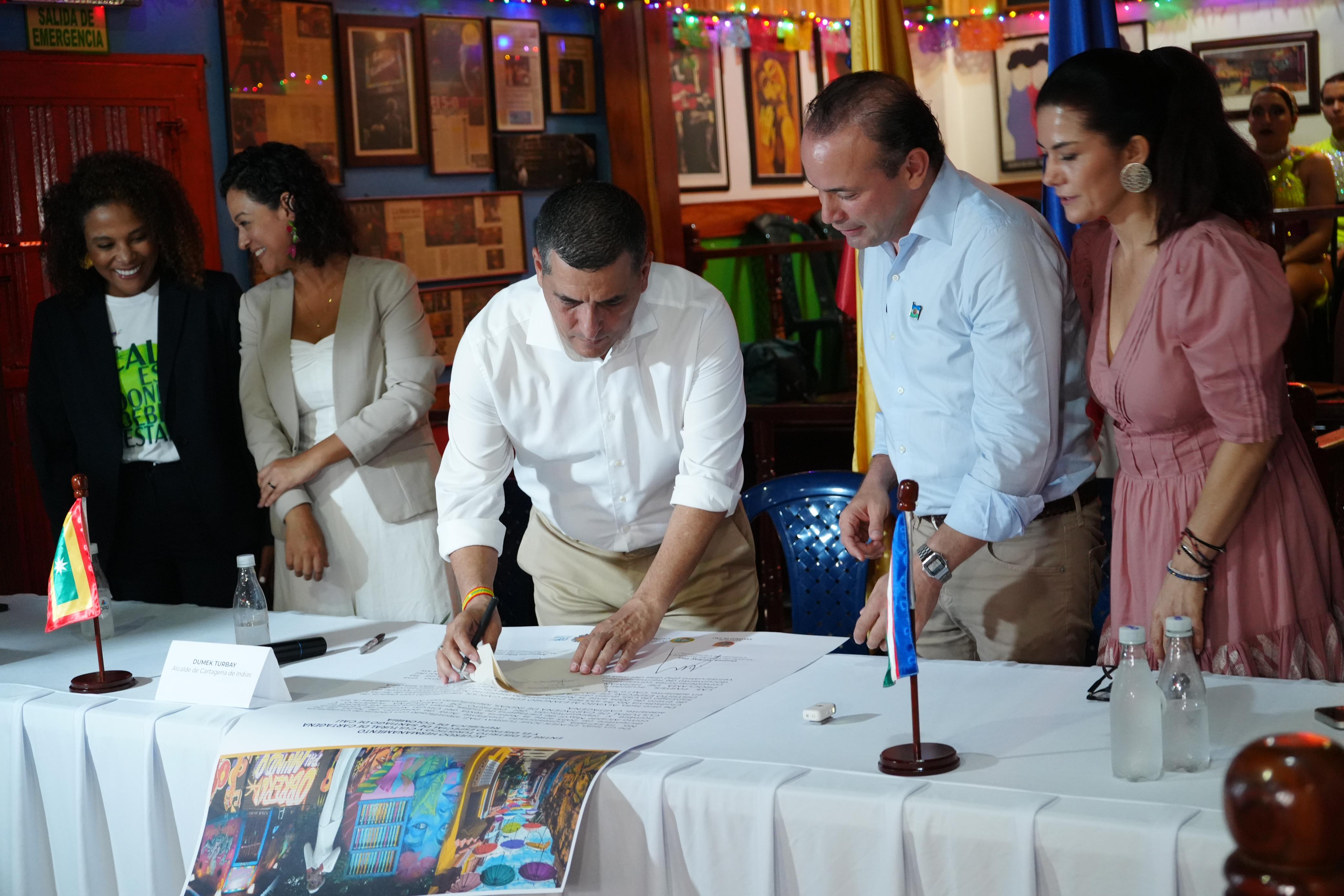 Alcaldes de Cartagena y Cali firman alianza para promover Getsemaní y el barrio Obrero a nivel mundial