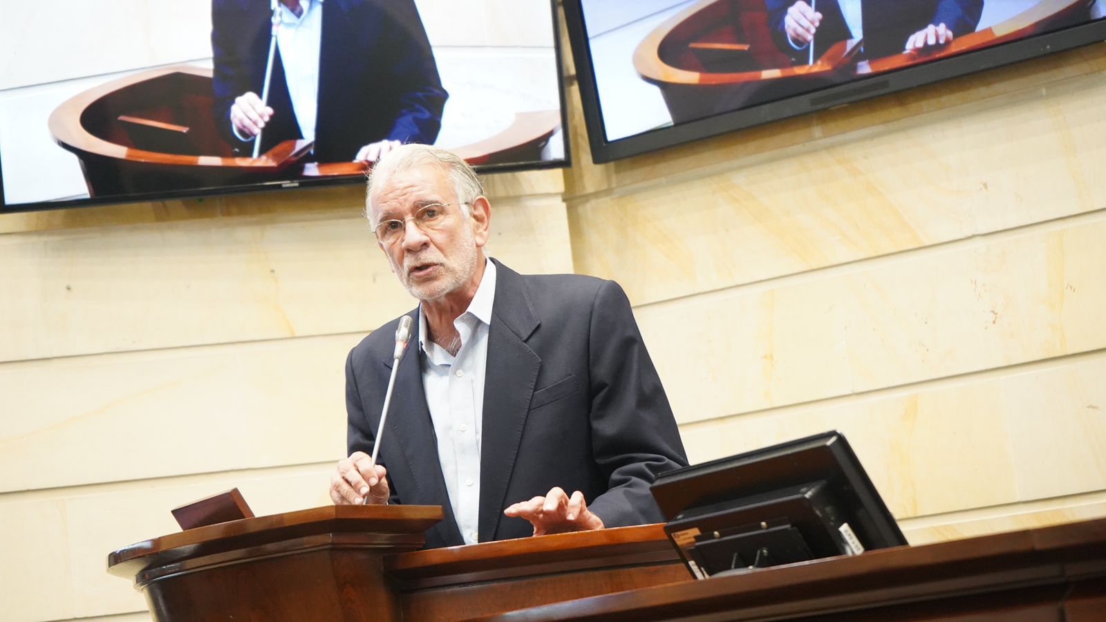 El mandatario departamental y al menos 20 colegas suyos se hicieron presentes en en la plenaria del Senado