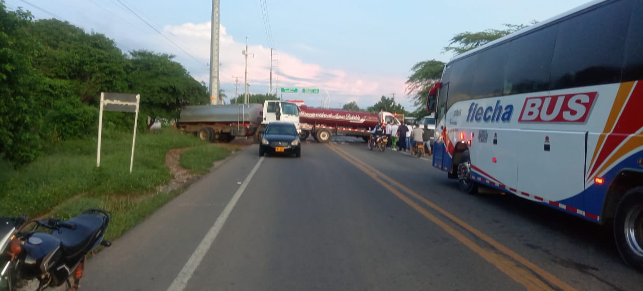 Bloquean vías principales de La Guajira por deuda millonaria de cooperativa contratista de la UNGRD