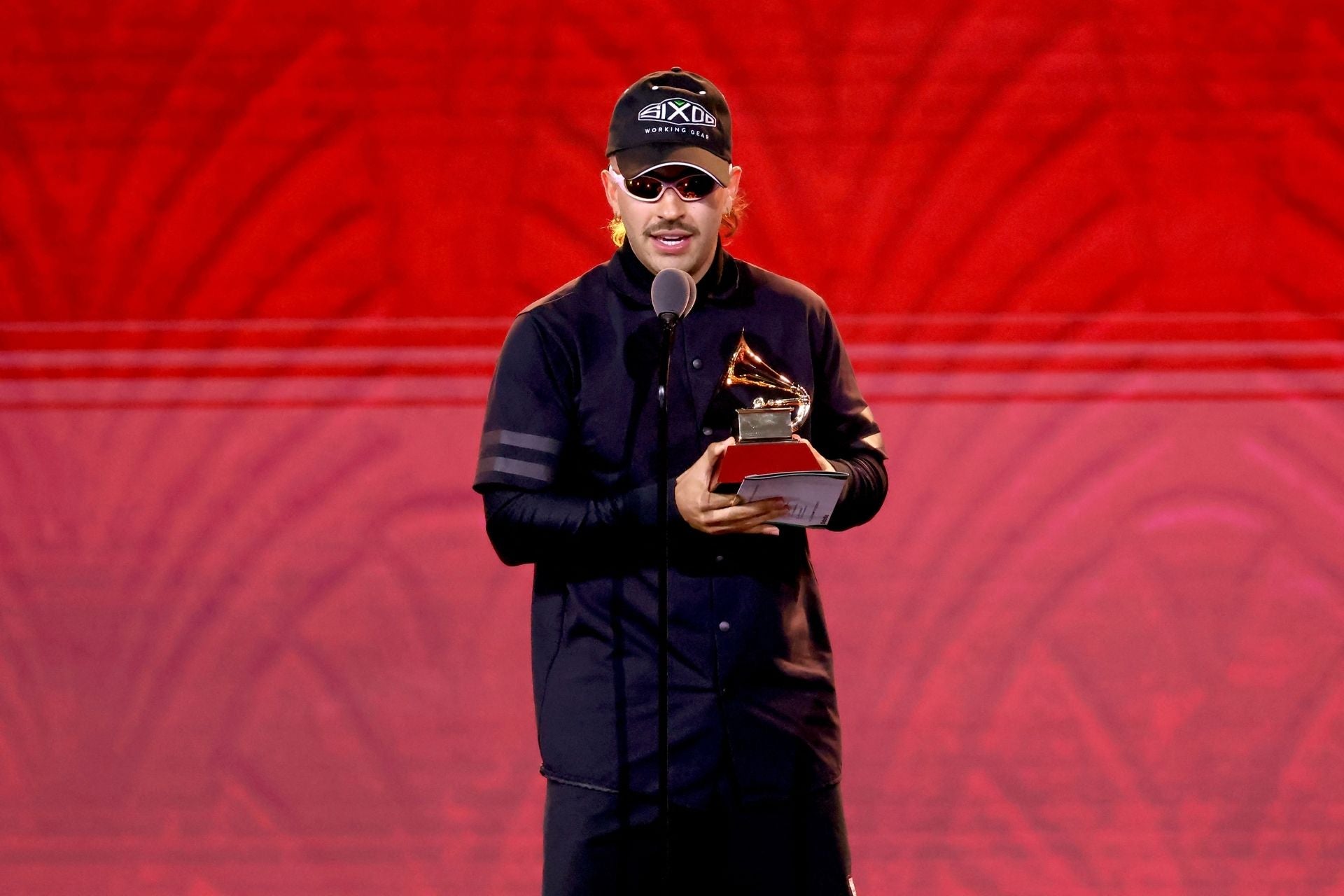 Feid recibiendo su primer Latin Grammy