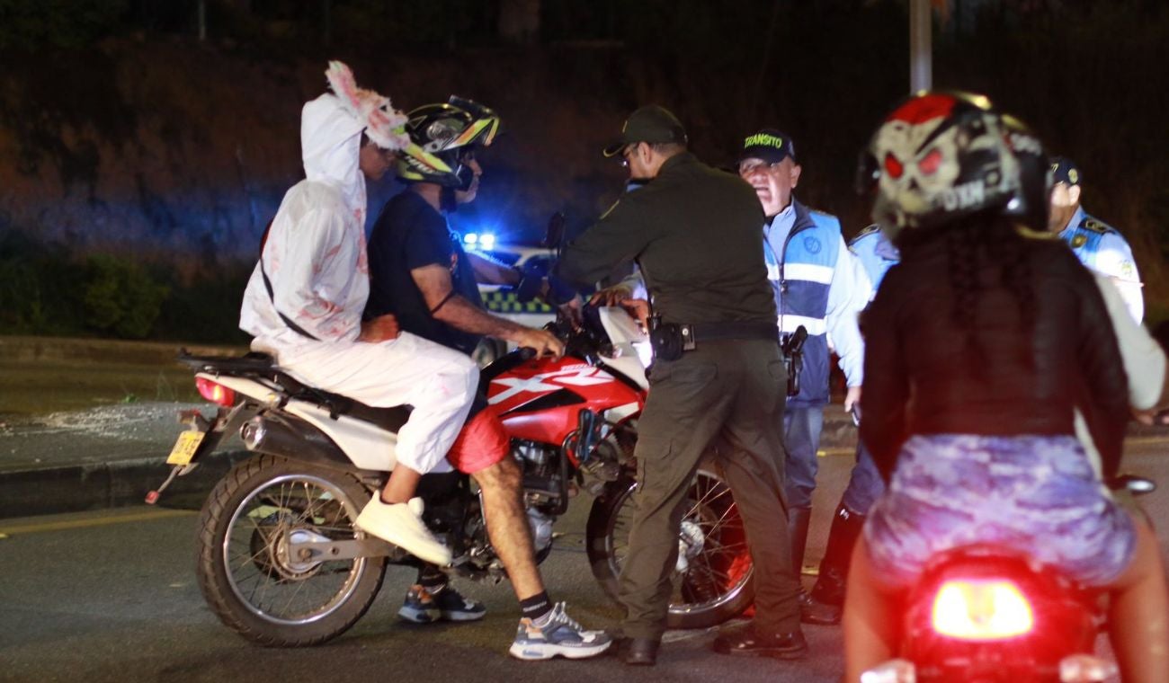 Las caravanas de motociclistas vistieron la noche de terror.