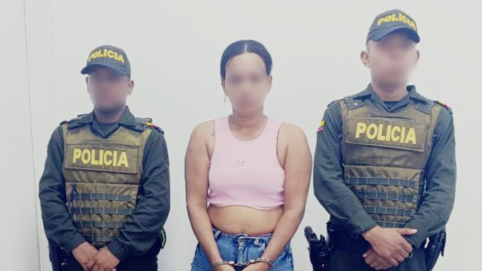 pillaron a una mujer armada en flor del campo