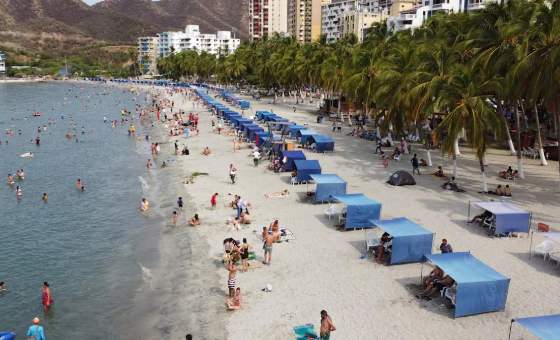 Levantan restricción de ingreso de bañistas a las playas en Santa Marta