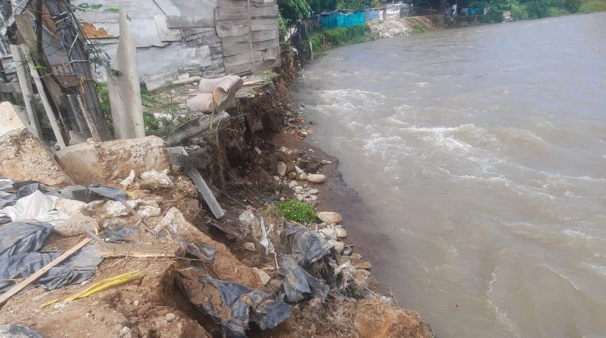 La zona es considerada de alto riesgo por la cercanía del río, en el lugar hay más de 60 viviendas afectadas.