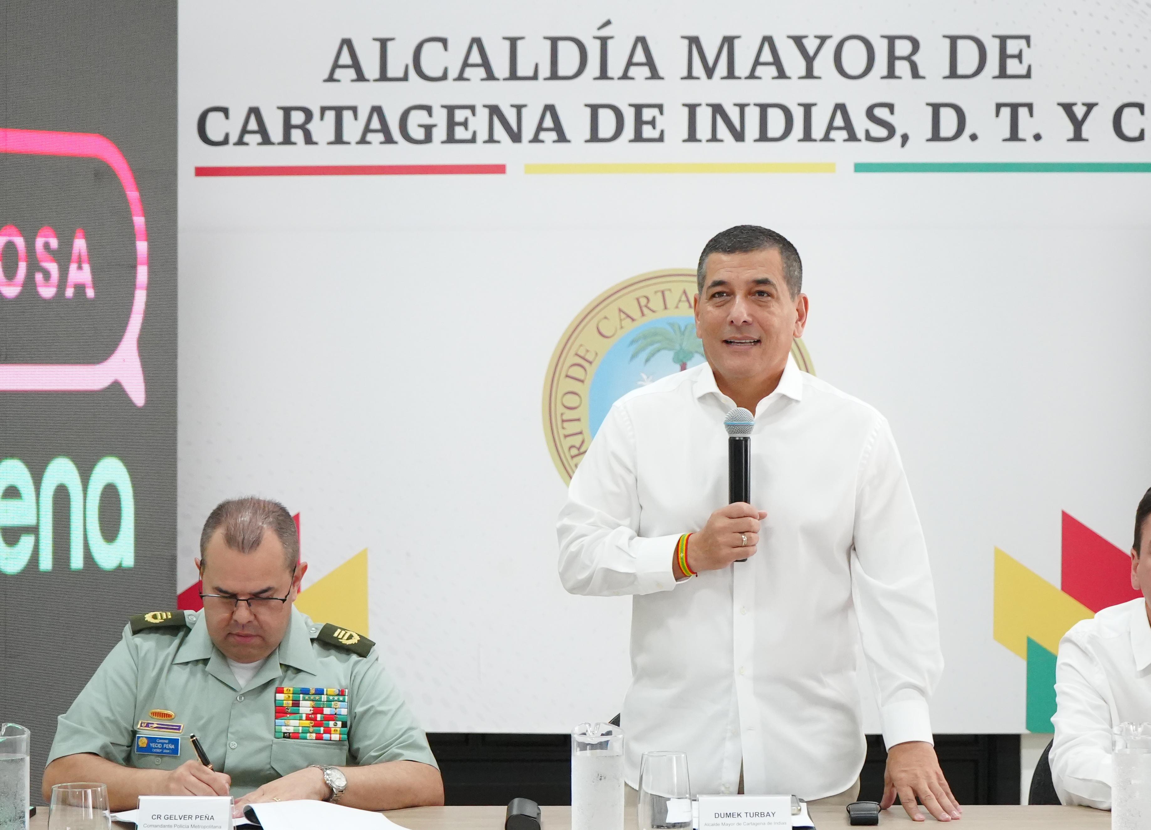 Alcalde de Cartagena en medio del discurso de lanzamiento.