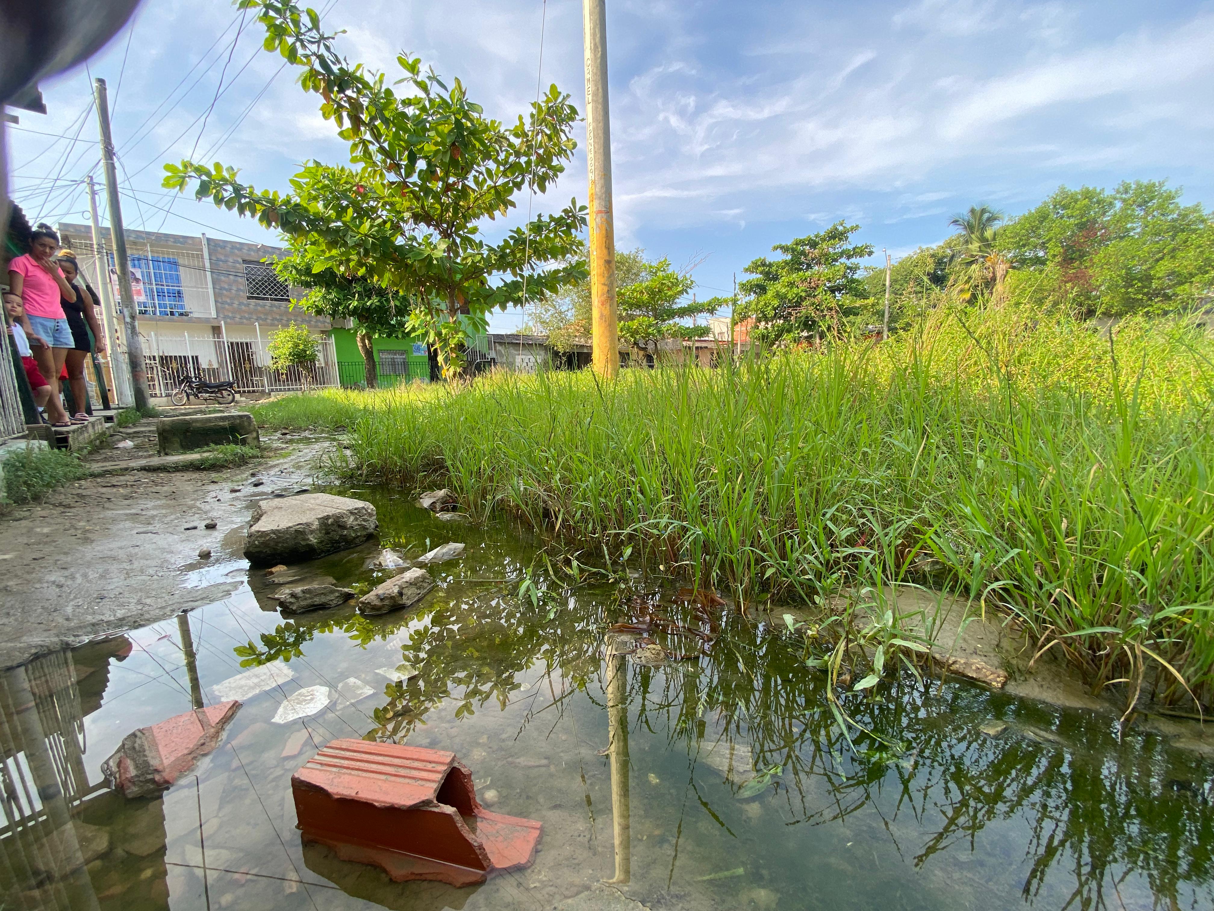Habitantes del sector 11 de Noviembre en Olaya Herrera claman por soluciones ante inundaciones y aguas estancadas