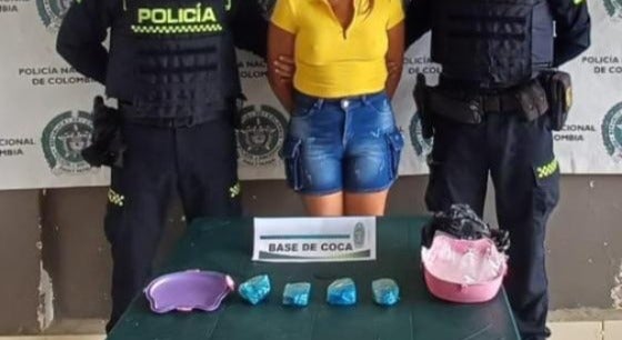 Mujer capturada y elementos incautados