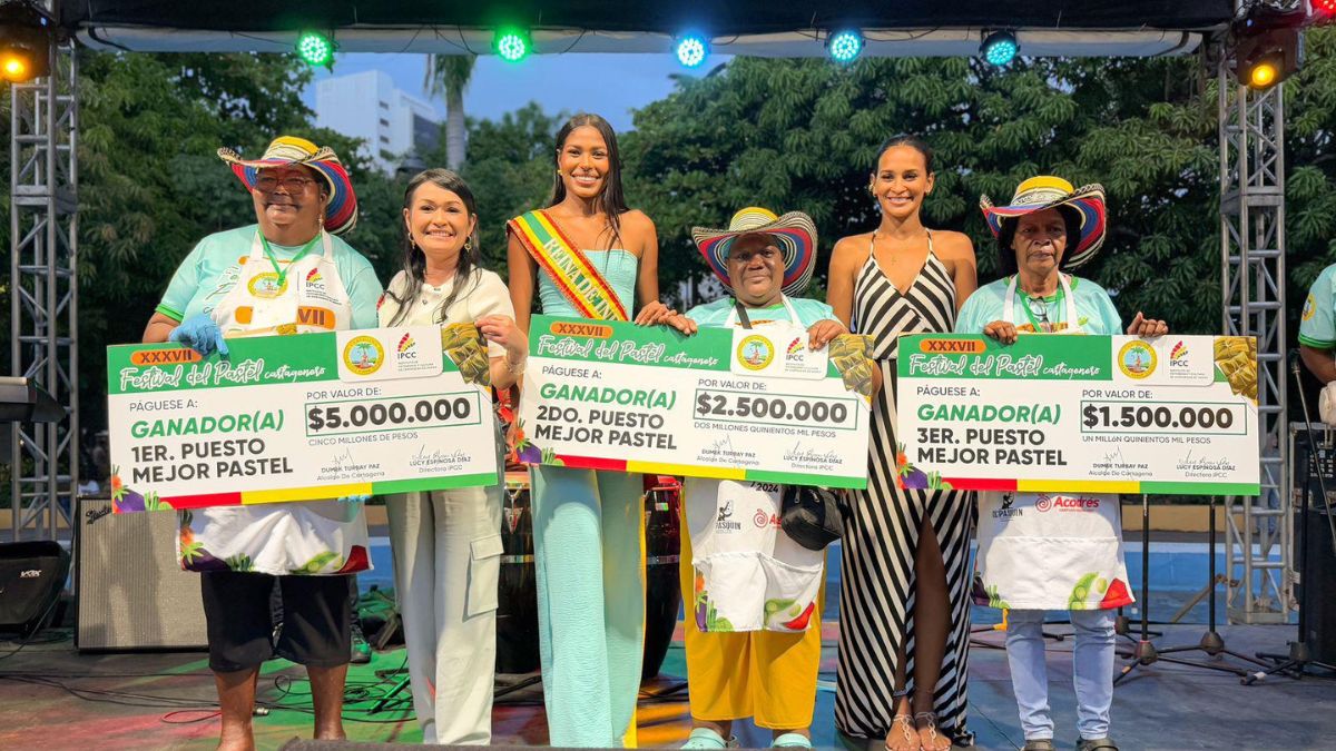 3 matronas ganadoras junto a la directora del Ipcc, Reina de la Independencia y Yeimi Paola Vargas