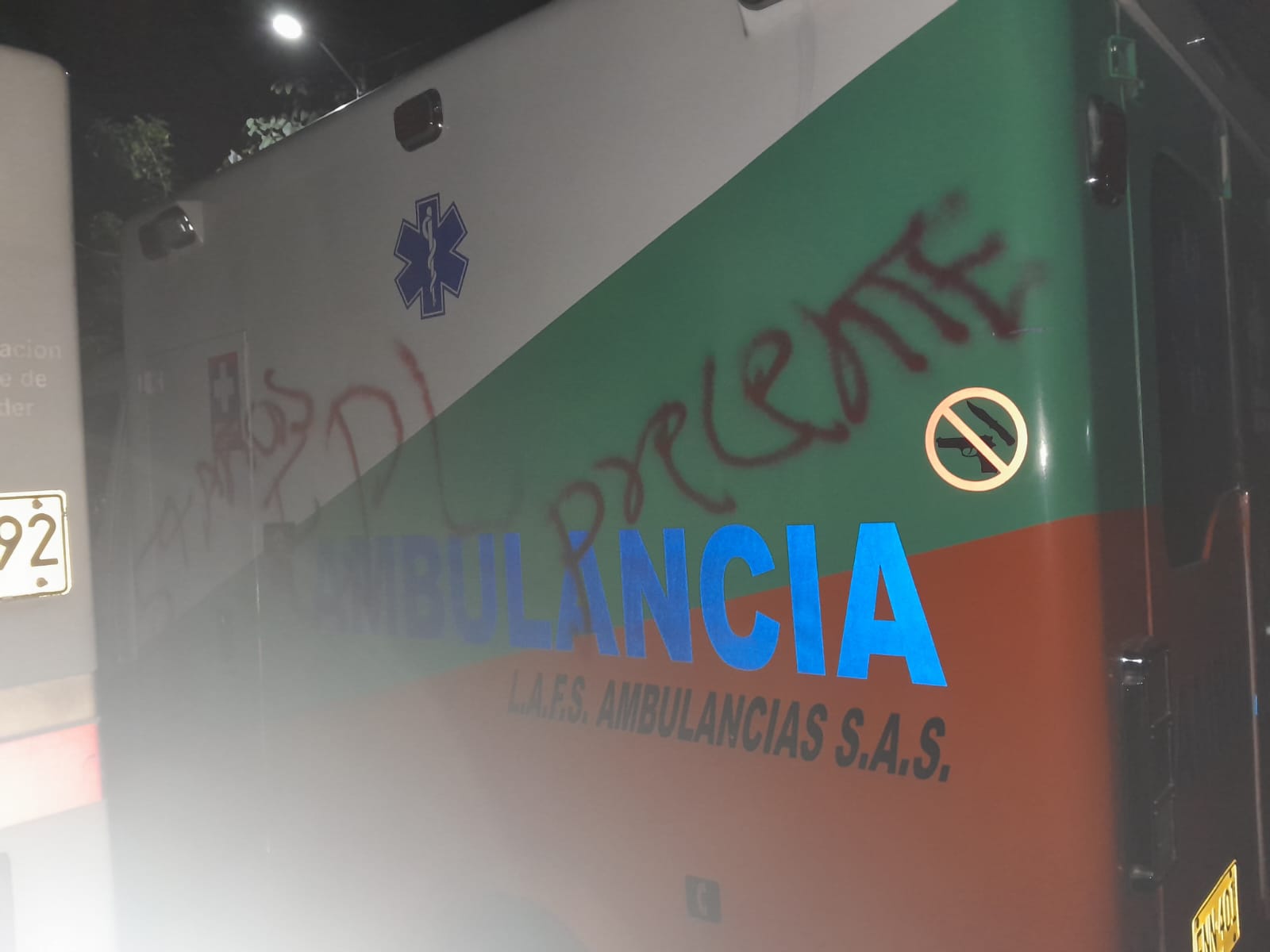 Ambulancia marcada con letreros del Epl