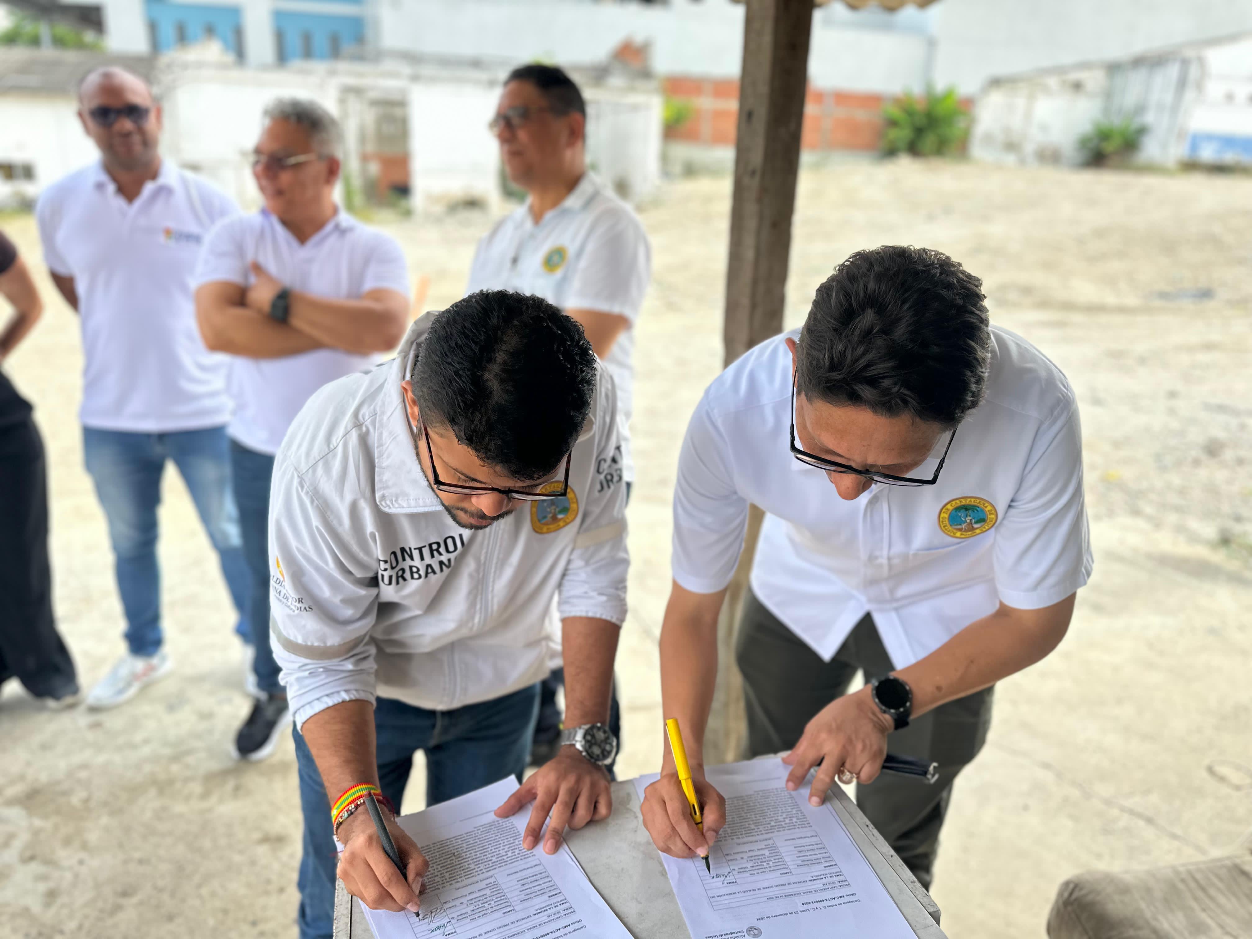 Firma de acta de entrega del predio Aquarela