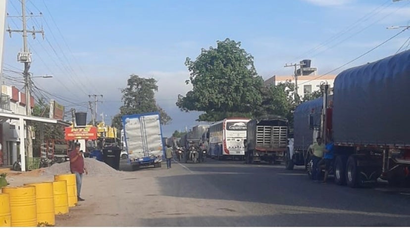 Campesinos e indígenas bloquean la vía Bosconia - El Copey