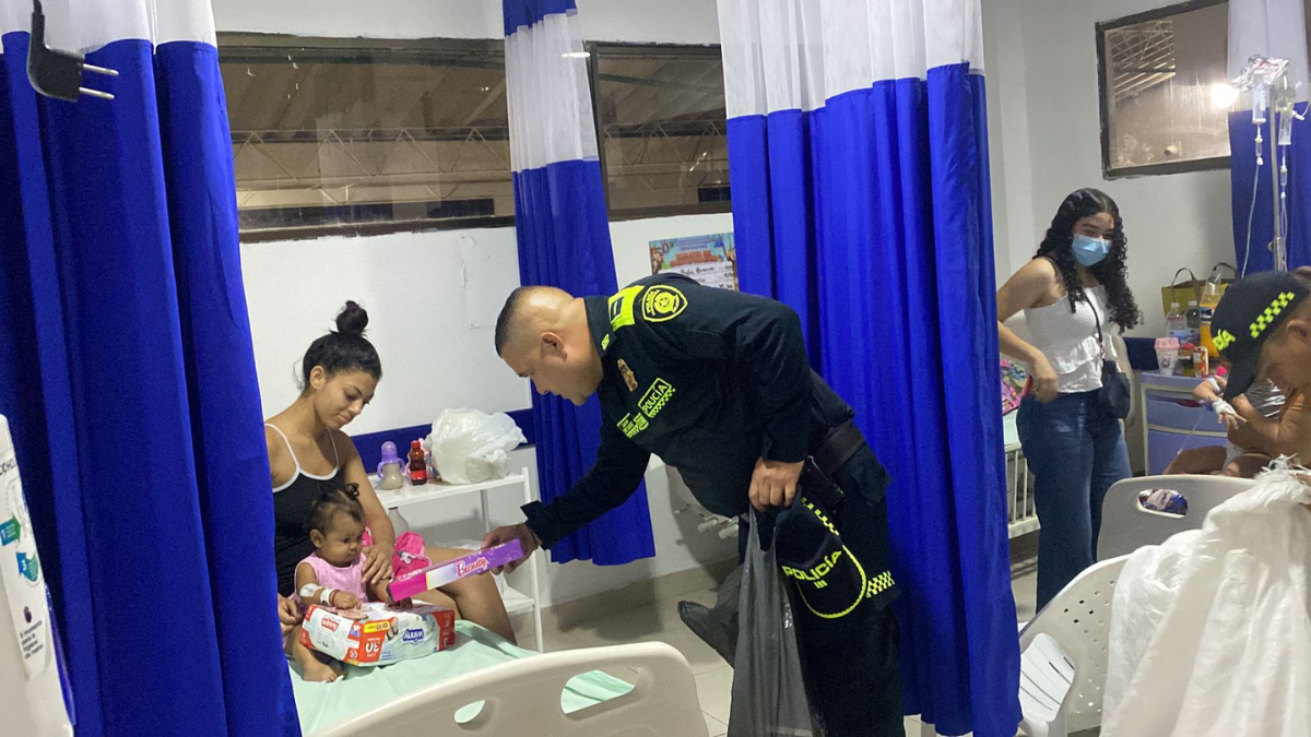 uniformados entregando regalos