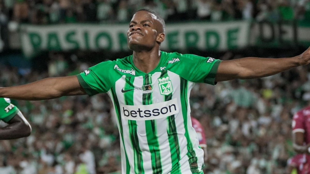 Andrés Román celebrando