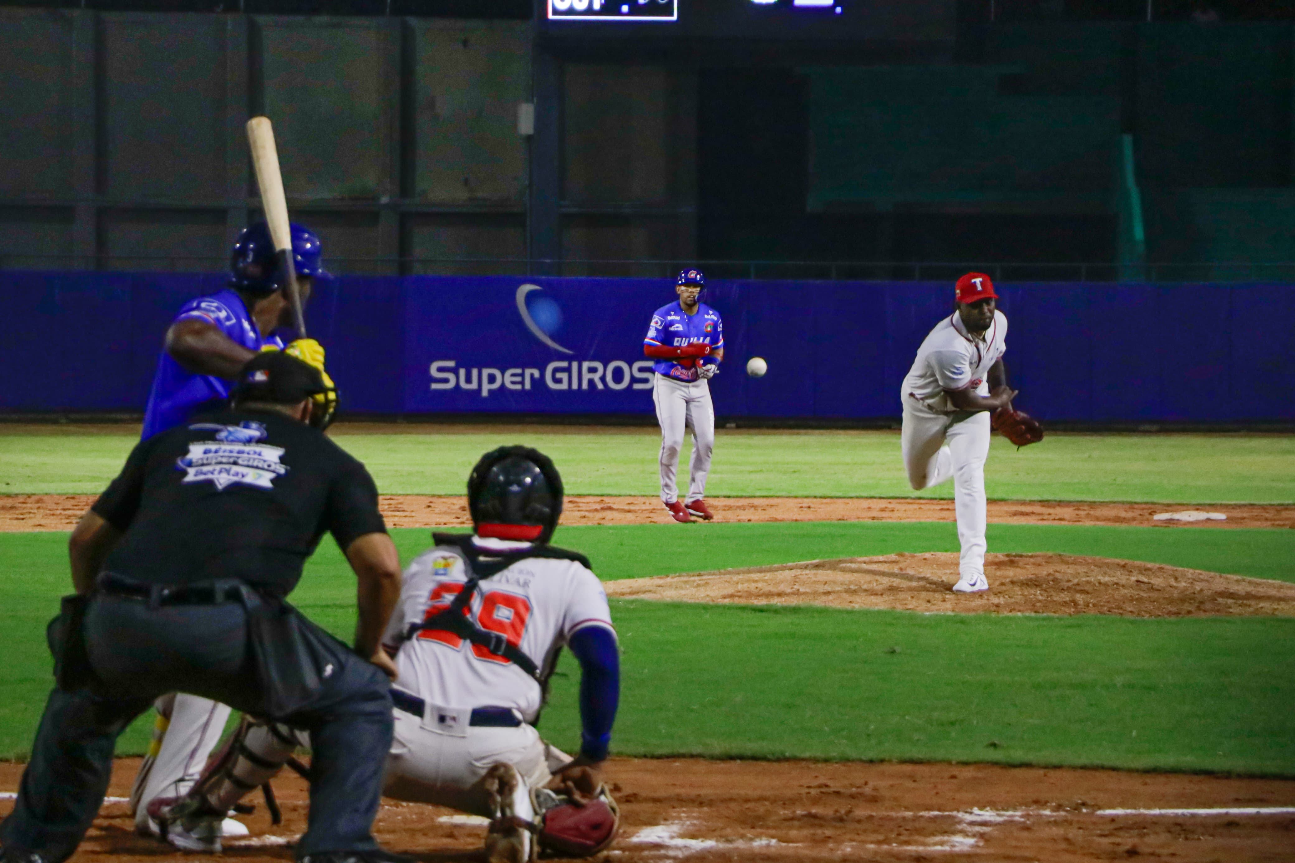 Tigres caen ante Caimanes en el esperado debut de Julio Teherán