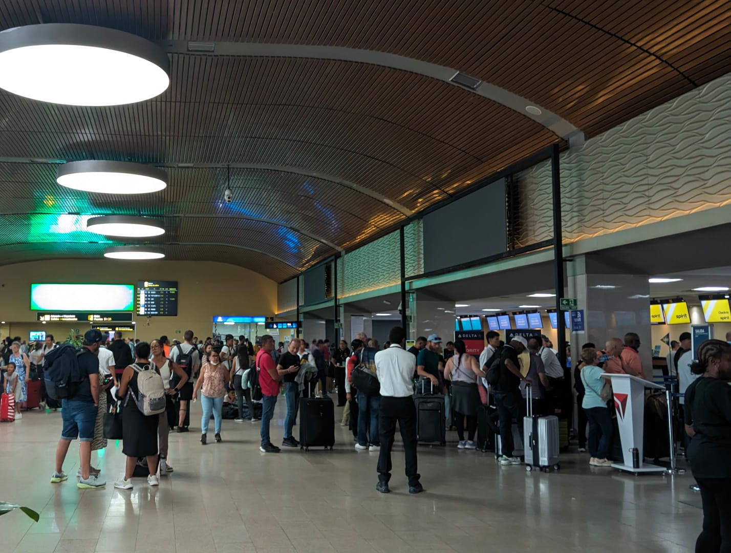 Imagen de referencia pasajeros realizando filas para Check-In