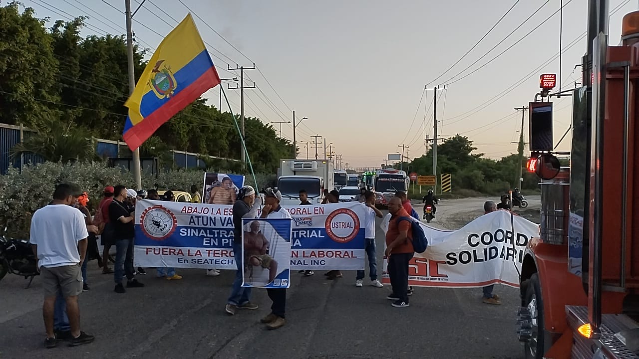 ¡Monumental trancón! Ex empleados de la empresa SEATECH protestan en Mamonal a la altura de Atunes de Colombia