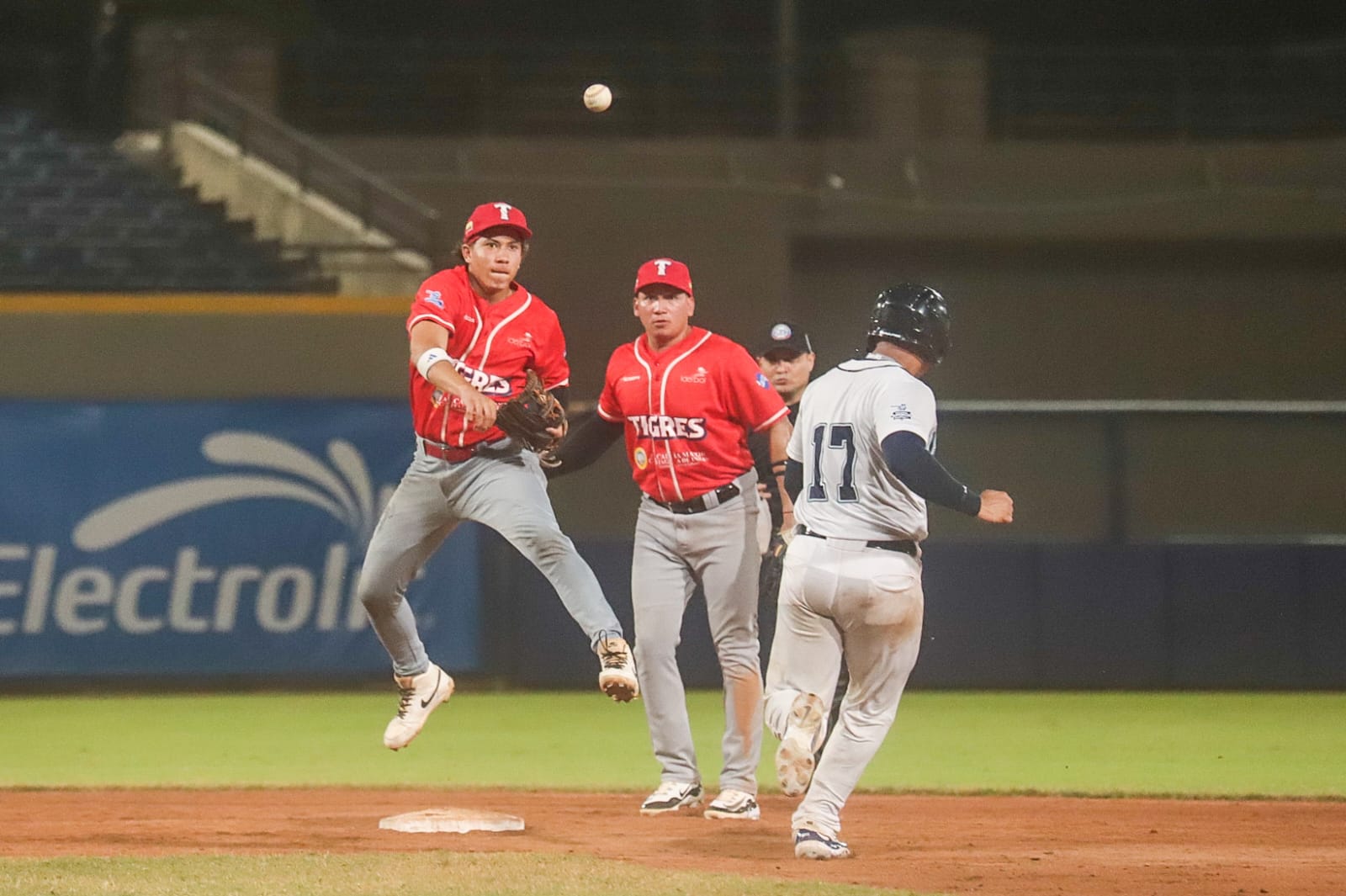 Tigres vence 7-4 a Leones y extiende su racha ganadora