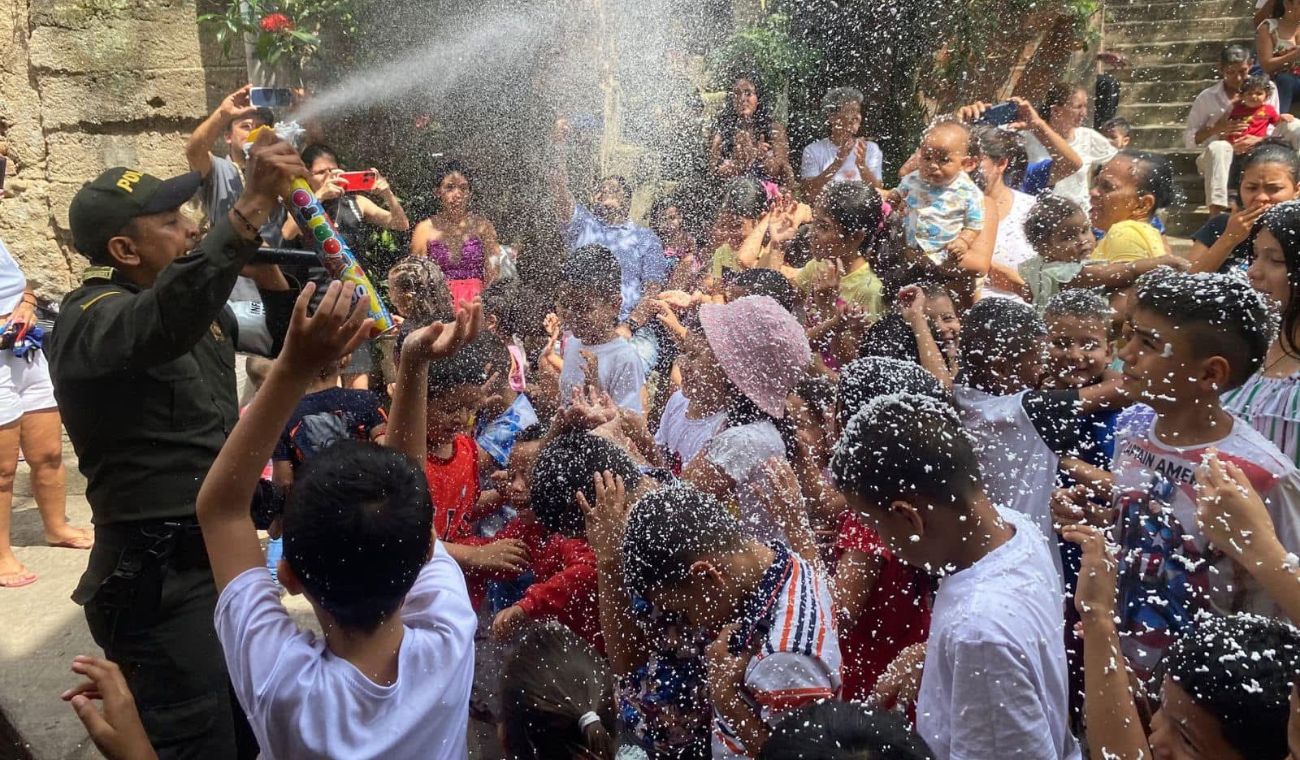 Policía compartiendo con niños