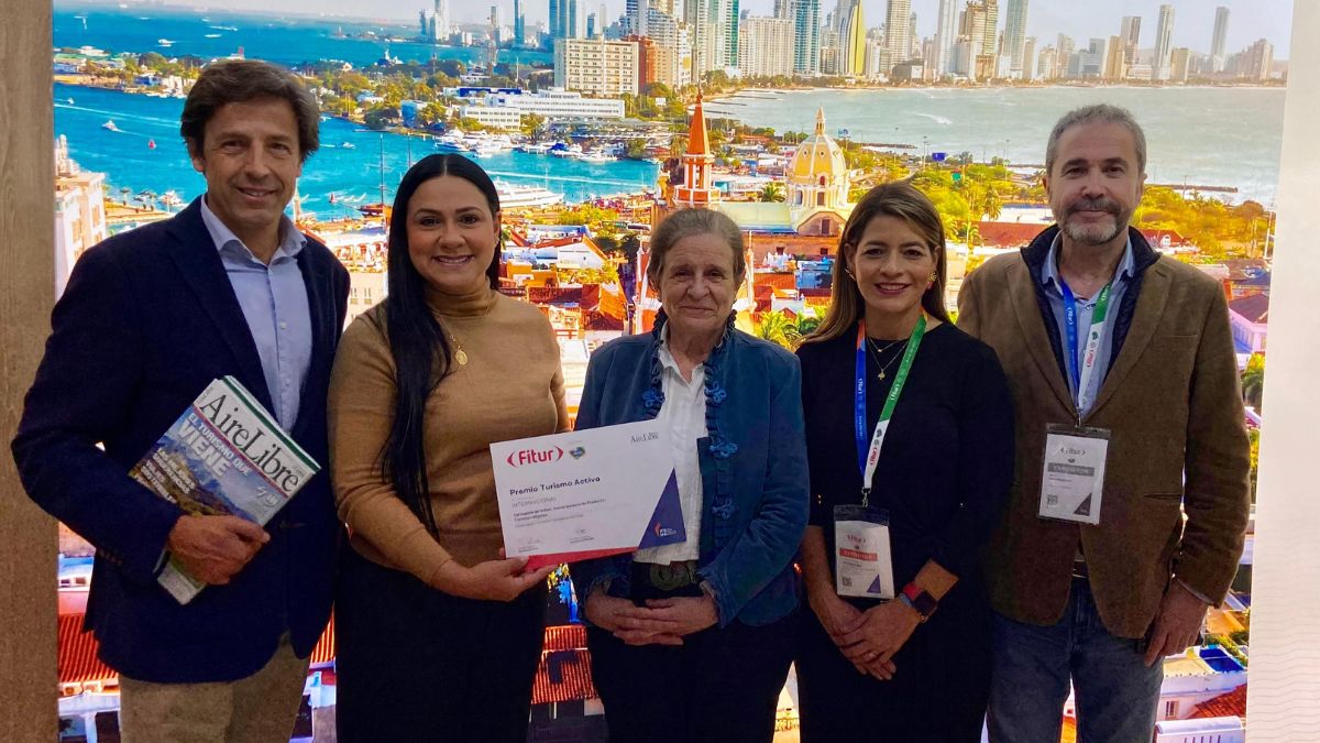 Directores de gremios de la ciudad recibiendo el premio