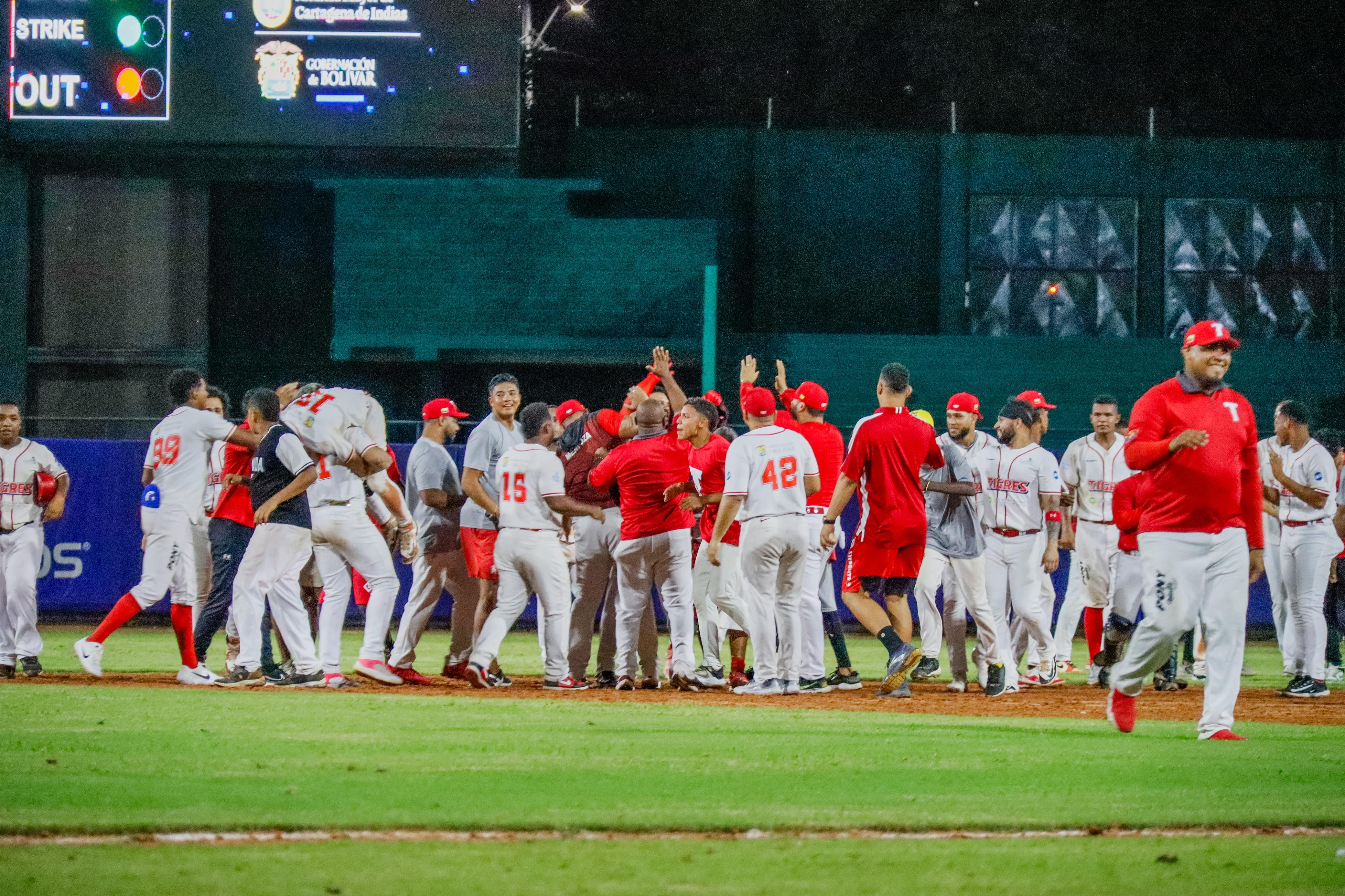 Tigres rugen fuerte: vencen a Caimanes en un emocionante duelo en Cartagena