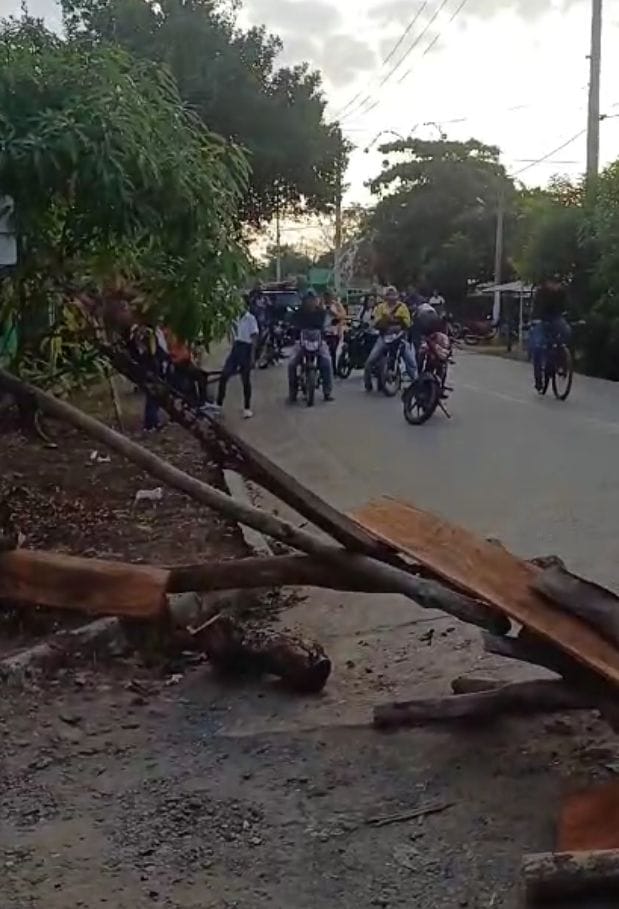Habitantes protestan por falta de agua